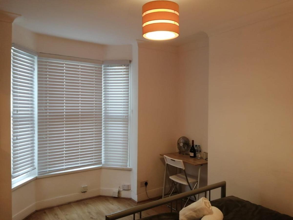 Central Stratford Cozy Double Room Лондон Экстерьер фото